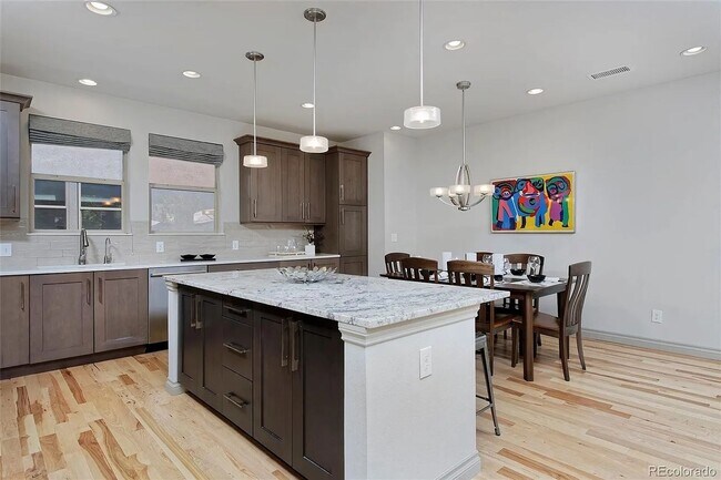 Building Photo - Charming 2BR Townhome in Denver