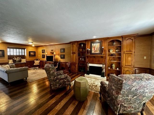 Building Photo - 2413 Lou Ln