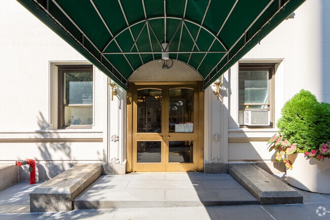 Entrada - 157 W 79th St
