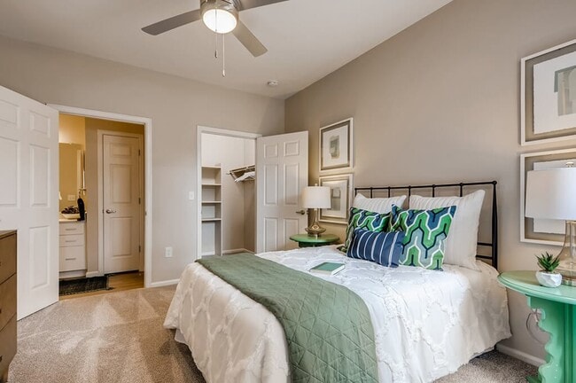 Foto del edificio - Parkfield Apartment Homes