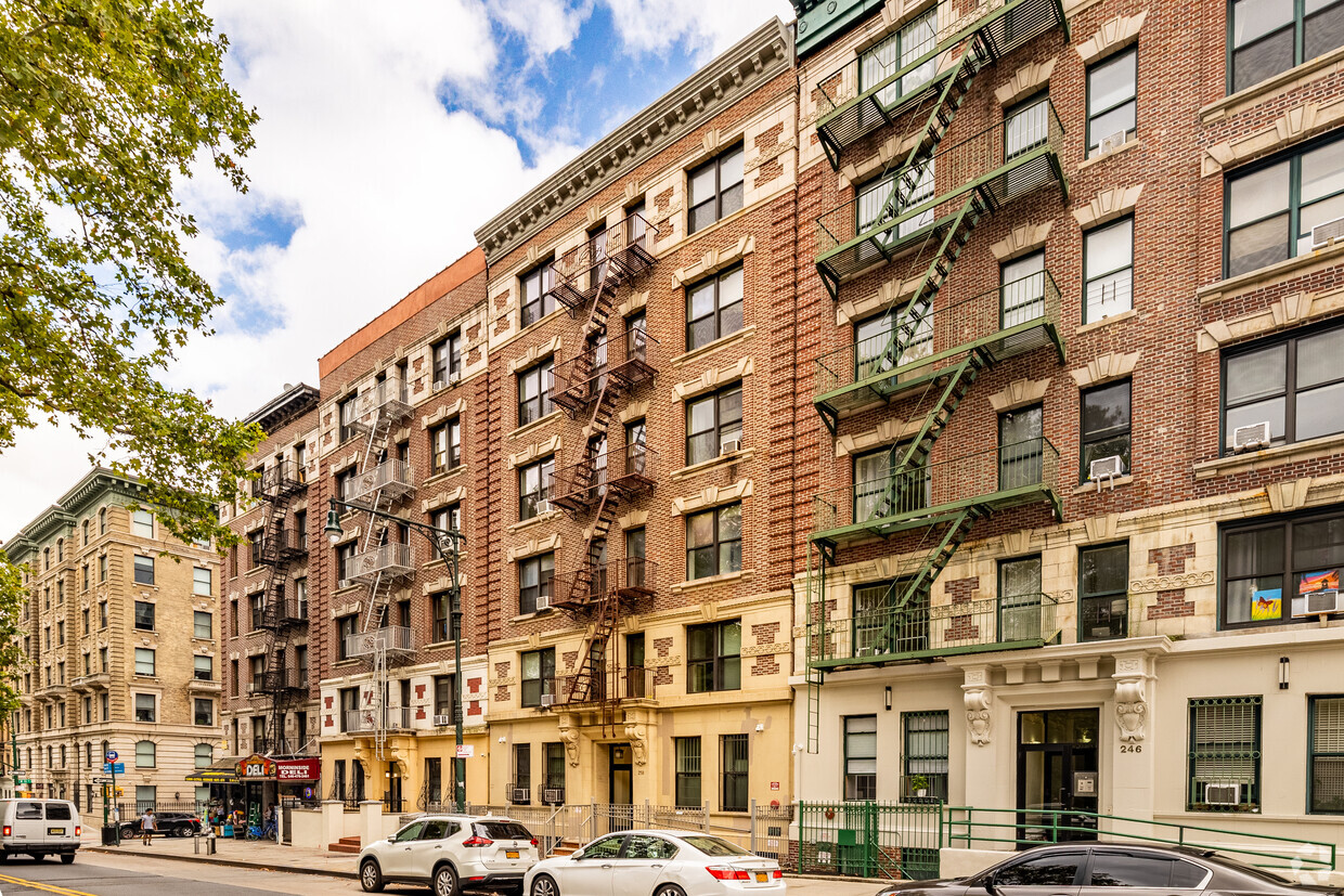 Primary Photo - 250 Manhattan Ave