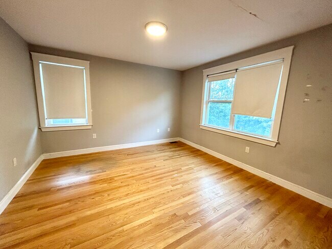 Building Photo - 30 Iroquois St
