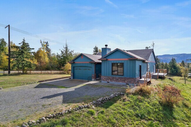 Foto del edificio - Yelm Country Living | 3 Bed, 3 Bath Home on 2.5 Acres | Solar Panels!