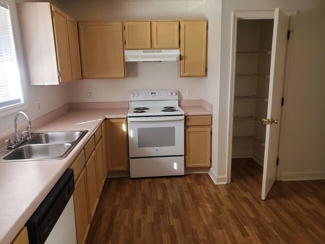 Foto del edificio - Large 2 bedroom 1 bath unit - upstairs