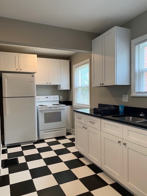 Building Photo - 637 W 44th St