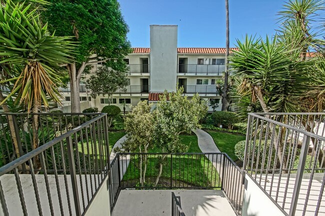 Building Photo - Recently Updated, Top-Floor 2BR2BA Condo in Apple Tree Community w/ Pool, Overlooking Greenbelt/H...