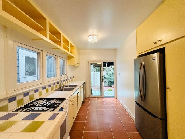Building Photo - Live the true California lifestyle in this 2 bedroom 2 bathroom cottage, in Venice!
