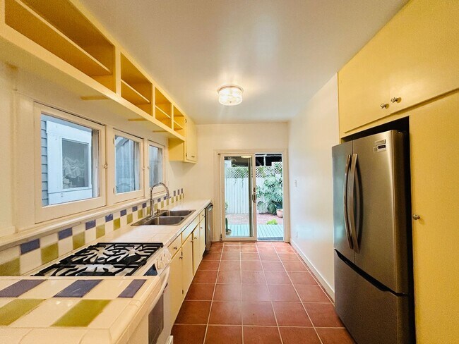 Foto del edificio - Live the true California lifestyle in this 2 bedroom 2 bathroom cottage, in Venice!