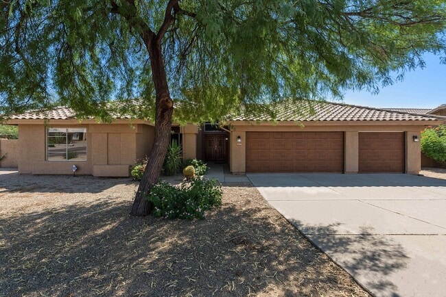 Building Photo - Ironwood Village - Completely Remodeled Interior, Single Level with Pool!