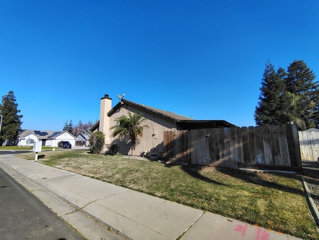 Building Photo - 2218 Heritage Manor Dr