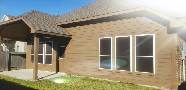Building Photo - 8723 W Cres Lake Cir