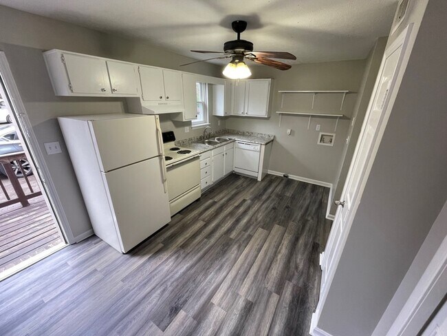 Building Photo - 2BD/1.5BA Townhome