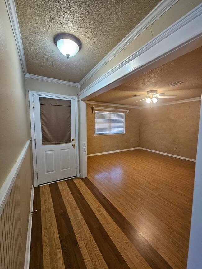 Building Photo - (3) Bed/(1.5) Bath (1) Car Garage Avail Ea...