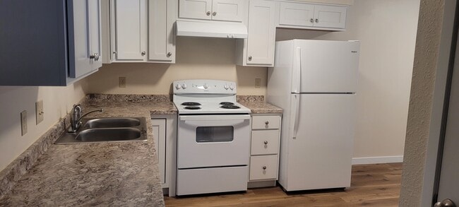 Kitchen - 1102 S Black Ave