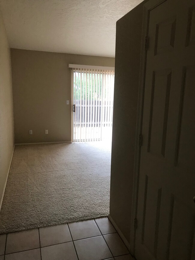 Building Photo - 2 Bedroom 1 Bath Contact Property Pros 928...