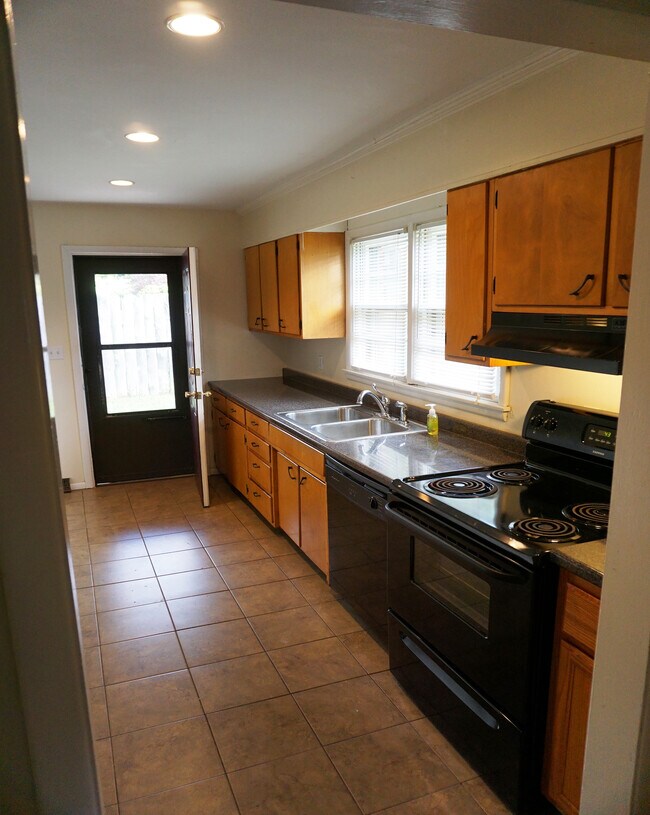 Foto del edificio - 2617 Emoriland Blvd