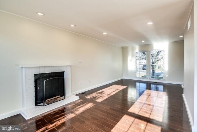 Building Photo - 1304 Longbow Rd
