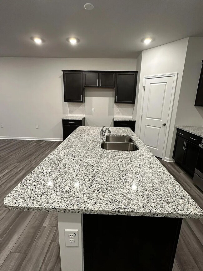 Foto del edificio - Room in Townhome on Kasota Ln