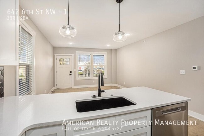 Building Photo - 642 6th St NW