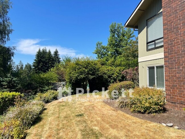 Building Photo - 1058 NE Sol Vei St