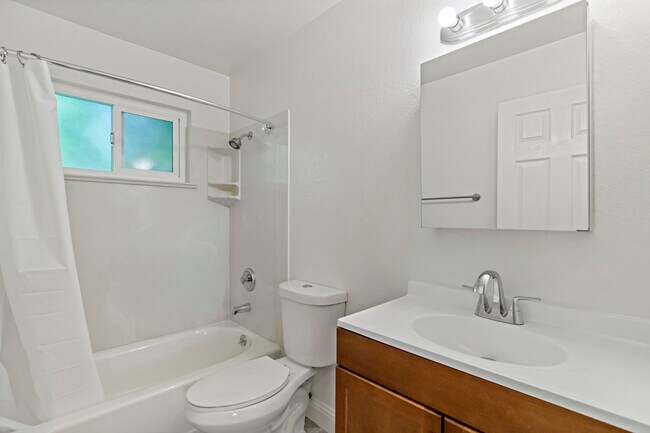 Building Photo - 21 Leisure Ln