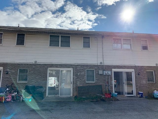 Building Photo - 711 Pear St