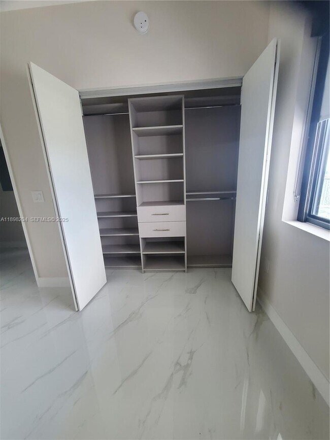 Foto del edificio - 700 NE 24th St