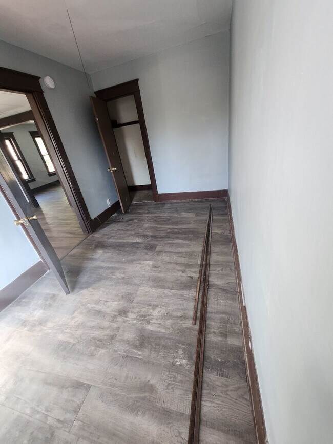 Building Photo - Upper 3 bedroom east side