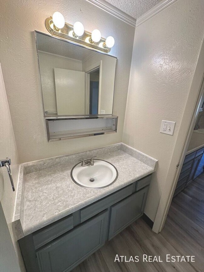 Foto del edificio - 461 El Paso Blvd