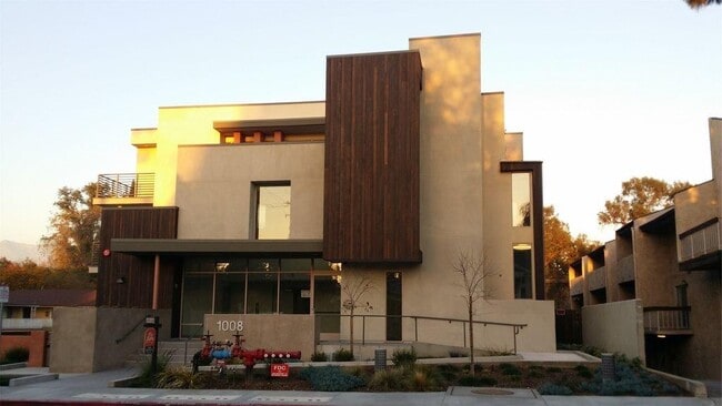 Building Photo - 1008 N Monterey St