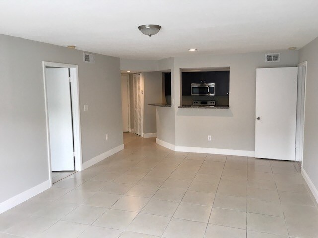 Building Photo - 10440 SW 156th Ct
