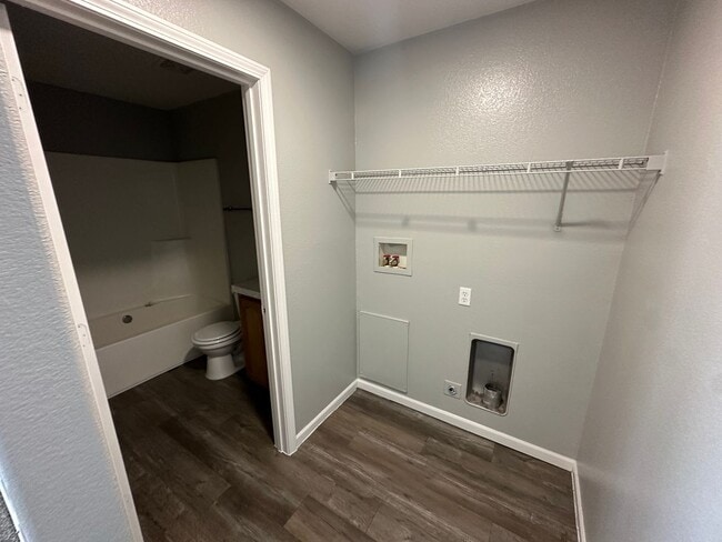 Building Photo - Aubrey Medows