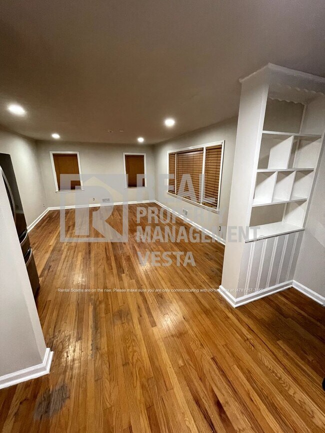 Building Photo - Spacious Three Bedroom Home in Great Locat...