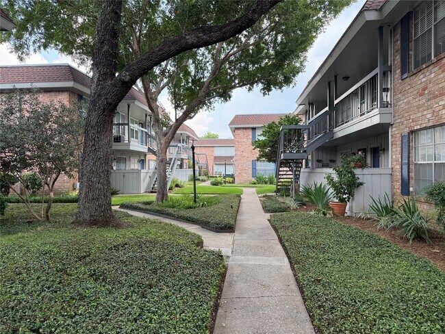 Foto del edificio - 2350 Bering Dr