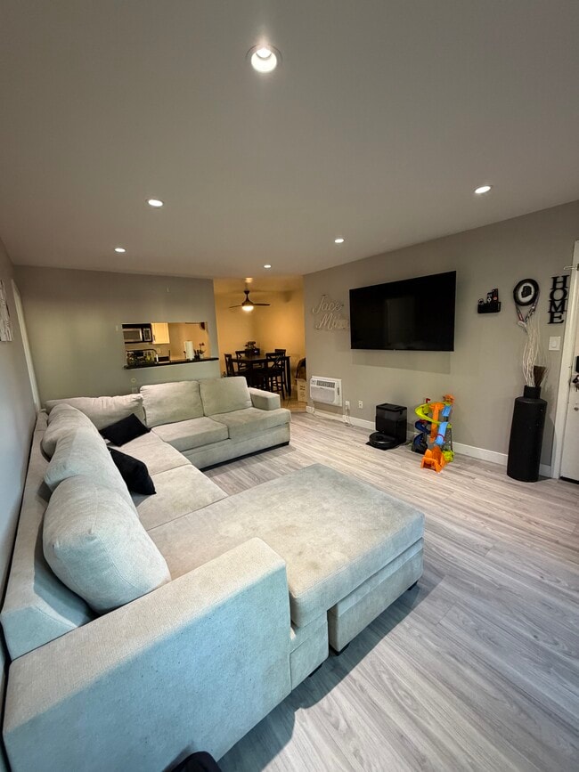 Foto del edificio - 1345 Cabrillo Park Dr