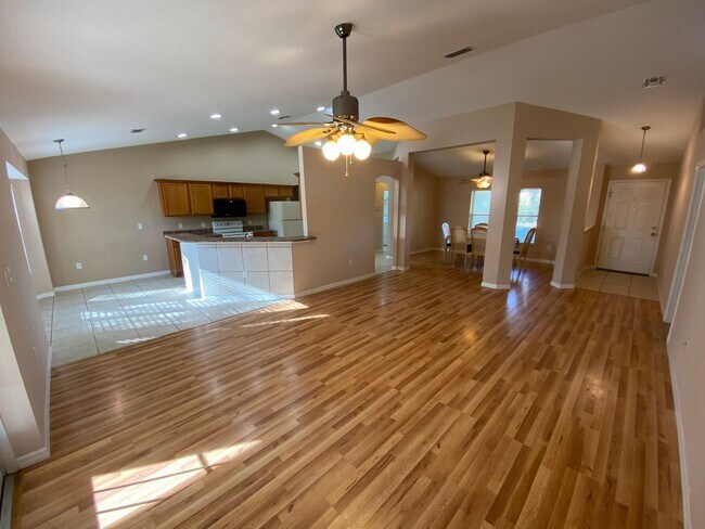 Foto del edificio - ANNUAL LEASE - Large 3Bedroom - 2 Bath - 2...