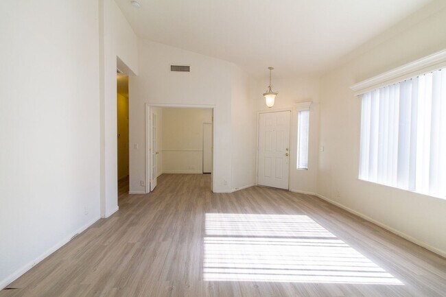 Foto del edificio - Gorgeous 3 bed, 2 bath home located near 87th Ave and Cactus