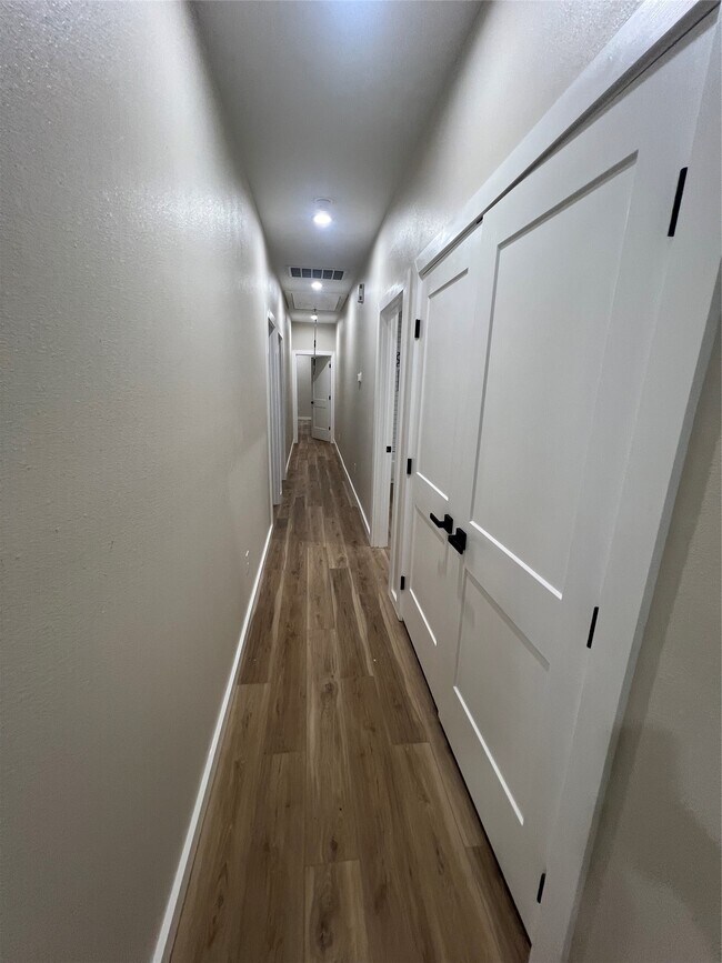 Foto del edificio - 5325 Kenilwood Dr