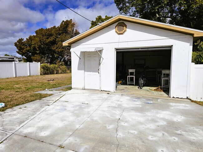 Atrás + Garaje - 6819 Hammock Rd