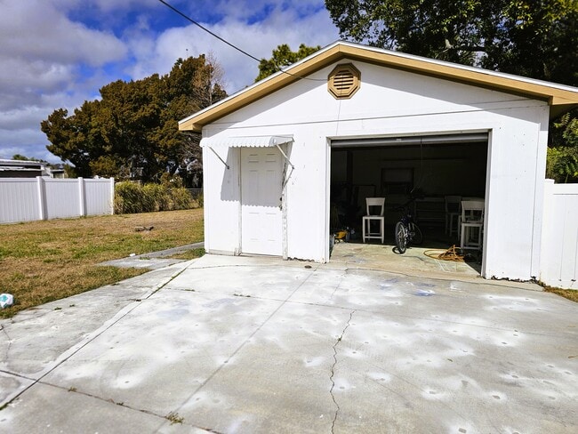 Back + Garage - 6819 Hammock Rd