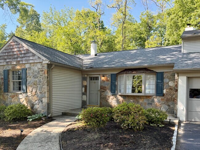 Building Photo - 15 Plymwood Dr