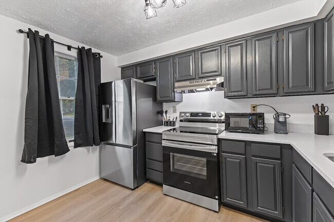 Foto del edificio - The Gunners Lake Gem | Modern 2BR Furnished Townhouse