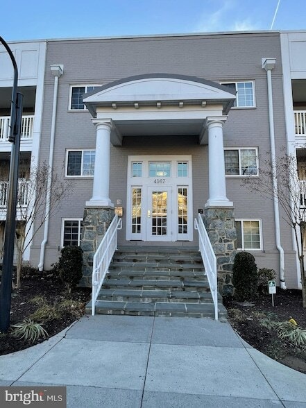 Building Photo - 4167 S Four Mile Run Dr