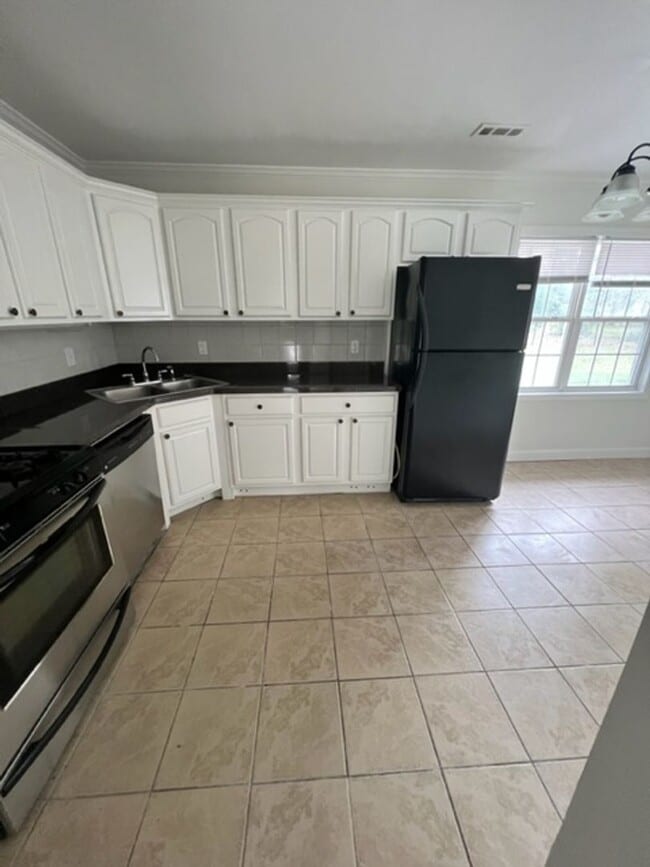 Building Photo - Three Bedroom in Ridgeland