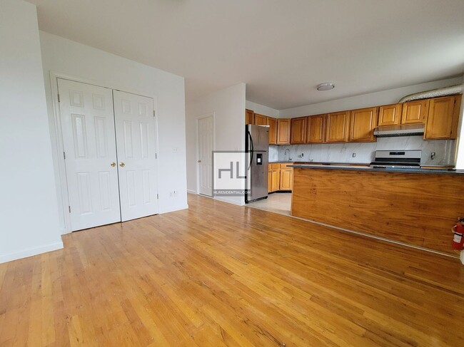 Building Photo - Extra Large 3BR/1.5 Bath Duplex in Bushwic...