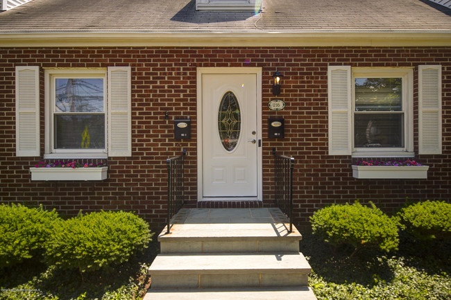 Building Photo - 216 River Rd
