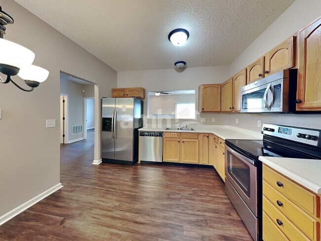 Building Photo - 5425 Wood Hollow Dr