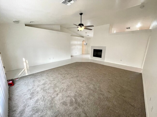 Foto del edificio - Nice 3 Bedroom 2 Bath Home in Chaparral Mesa!
