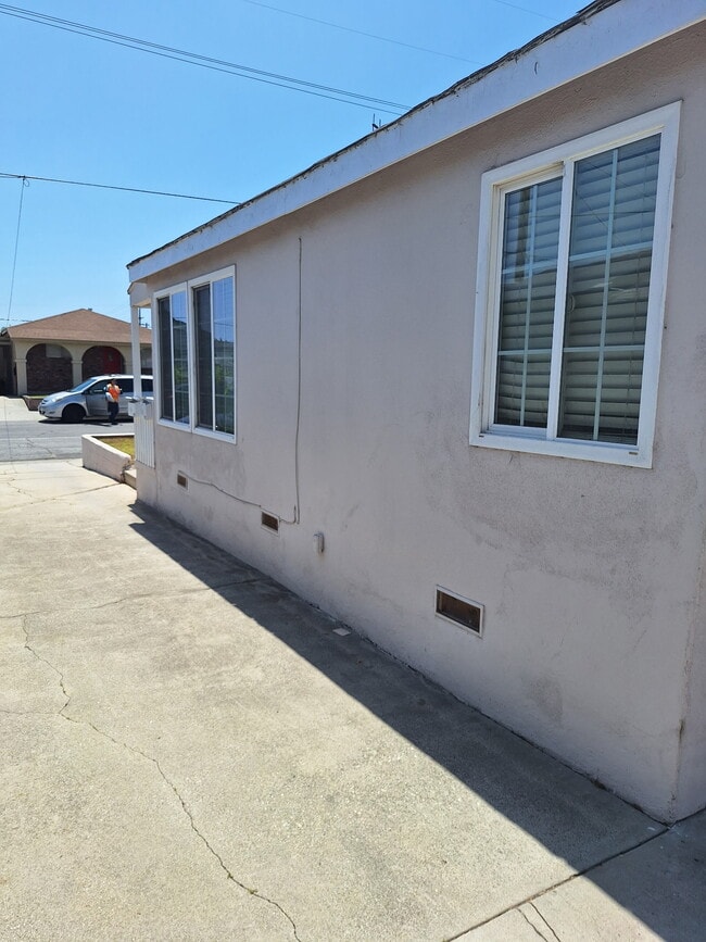 Foto del edificio - 4577 W 166th St