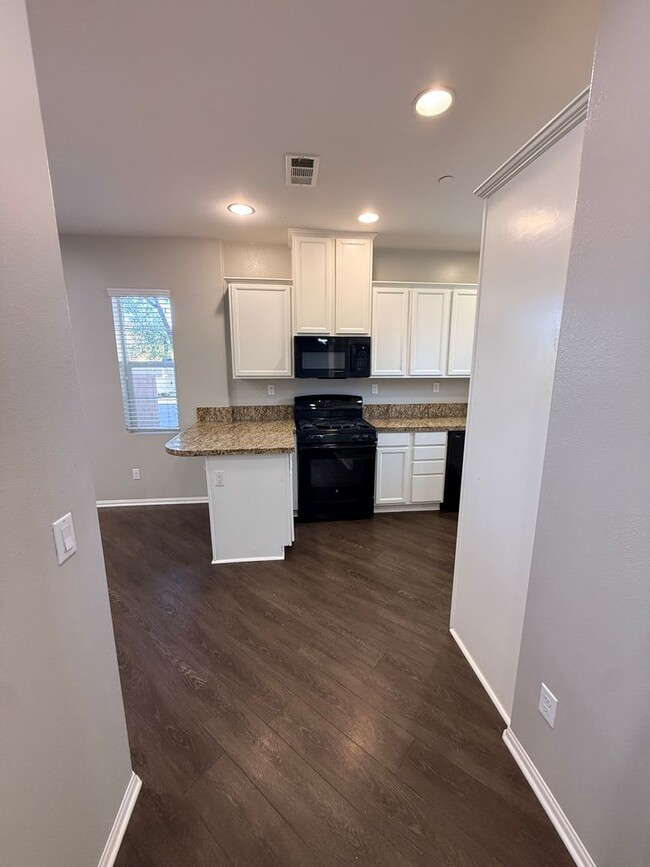 Building Photo - 3 Bedroom Condo for Rent in Murrieta